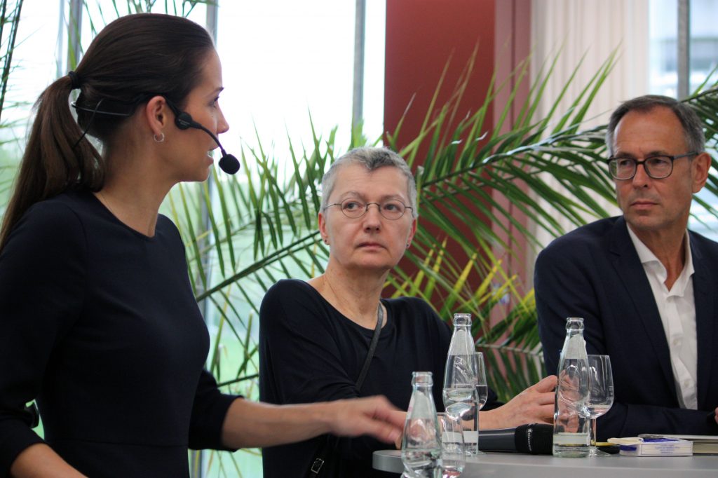 Moderatorin Kristina Sterz, Prof. Dr. Ulrike Davy und Prof. Dr. Andreas Zick sprechen über Schlinks Roman "Olga". Foto: Universität Bielefeld/A. Hermwille