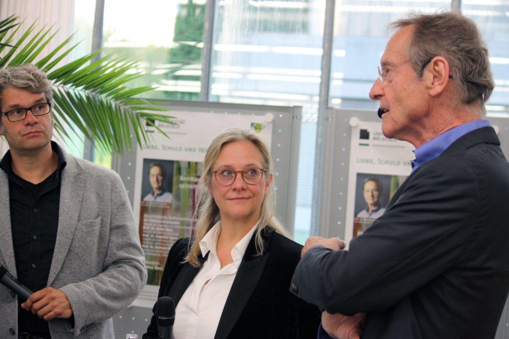 Dr. Matthias Buschmeier und Prof. Dr. Angelika Epple sprechen mit Bernhard Schlink über Liebe und Schuld. Foto: Universität Bielefeld/A. Hermwille