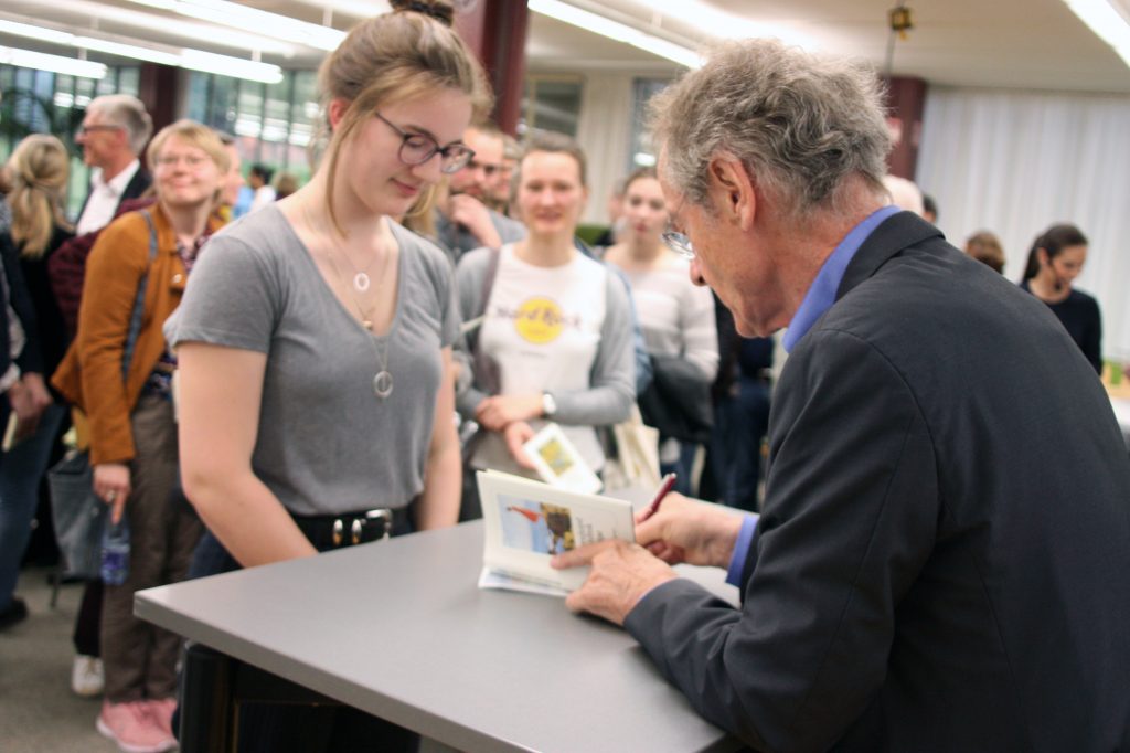 Schlink signiert nach der Lesung seine Bücher. Foto: Universität Bielefeld/A. Hermwille