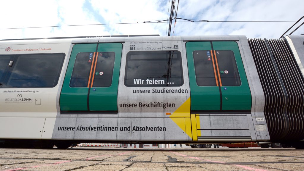 Die Jubiläumsbahn ist ein Symbol für die starke Verbindung zwischen Universität und Stadt. Foto: Universität Bielefeld