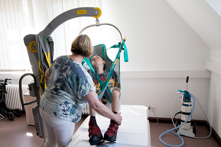 Ein Schwerpunkt des MZEB Bruno-Valentin-Institut in Hannover liegt in der orthopädischen Behandlung von Kindern, Jugendlichen und erwachsenen Menschen mit Behinderungen. Foto: Diakovere Annastift