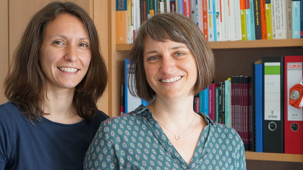 Dr. Sarah Hitzler und Dr. Birte Schaller (Plauderlabor). Foto: Universität Bielefeld