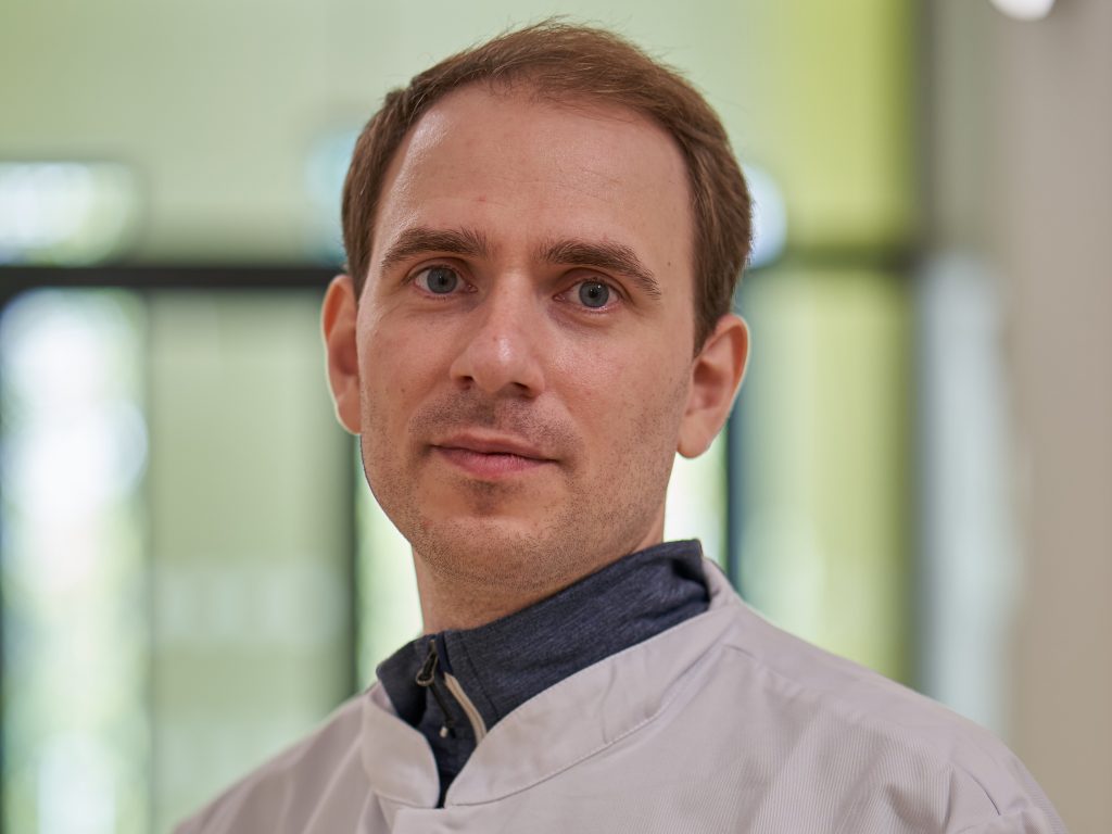 Der Physiker Andreas Markwirth von der Arbeitsgruppe Biomolekulare Physik ist Erstautor der Studie. Foto: Universität Bielefeld/W. Hübner