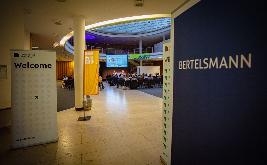 Das Blaue Sofa wird präsentiert von Bertelsmann. Foto: Universität Bielefeld / Mike-Dennis Müller